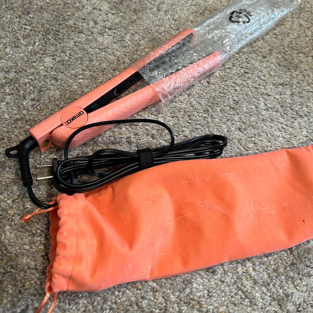 NWT Amika Ceramic Straightener